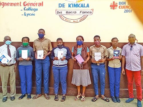 Bibliothèque scolaire : Don de livres au Complexe scolaire catholique Saint Augustin de Kinkala